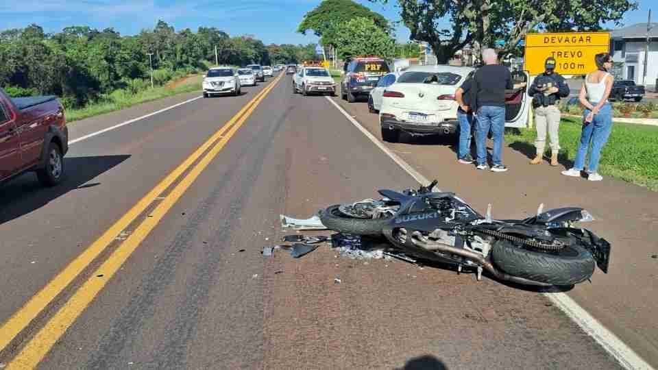 Motociclista e passageiro ficam feridos em colisão na BR-277, em Céu Azul