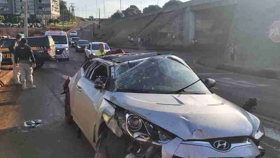 Mulheres fogem da PRF, jogam droga pela janela e capotam carro na BR-277