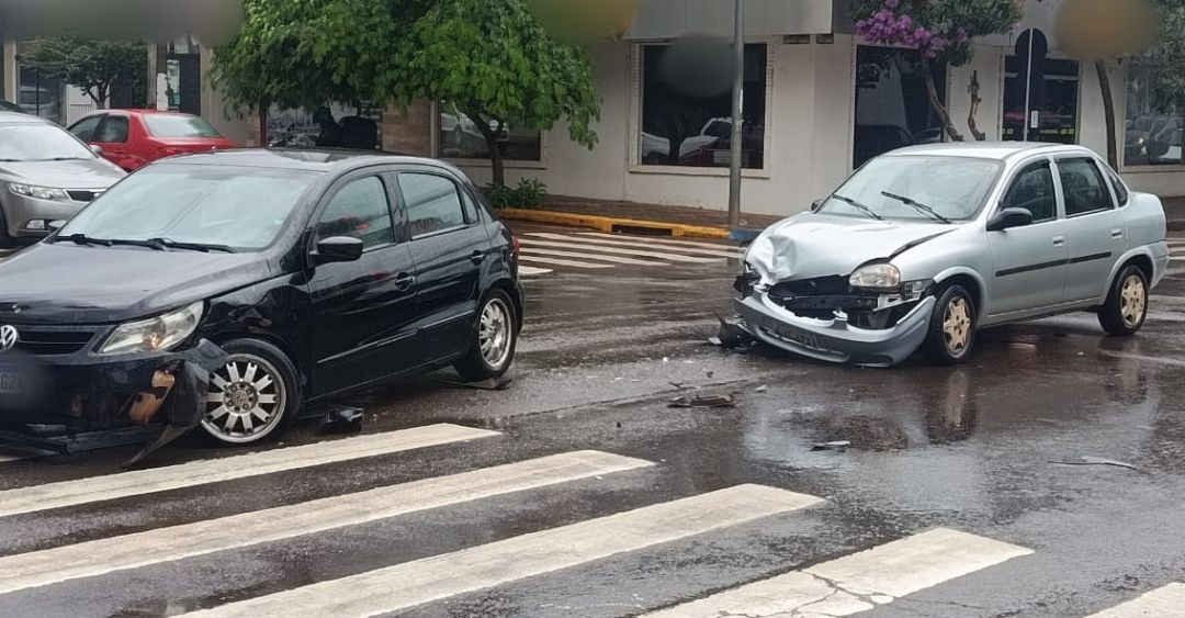 Colisão no Centro de Toledo deixa duas motoristas feridas