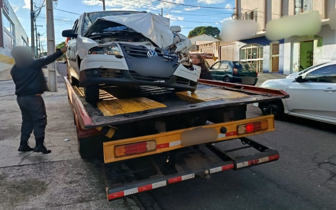 Carro colide na traseira de ônibus parado em semáforo em Toledo