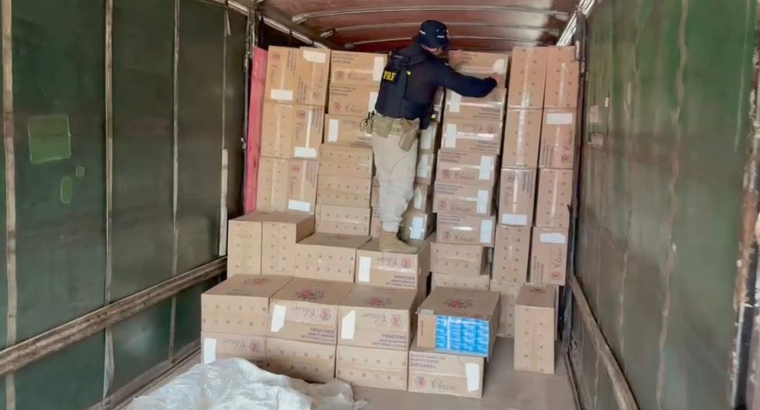 PRF apreende caminhão com 300 mil maços de cigarros em Marechal Cândido Rondon
