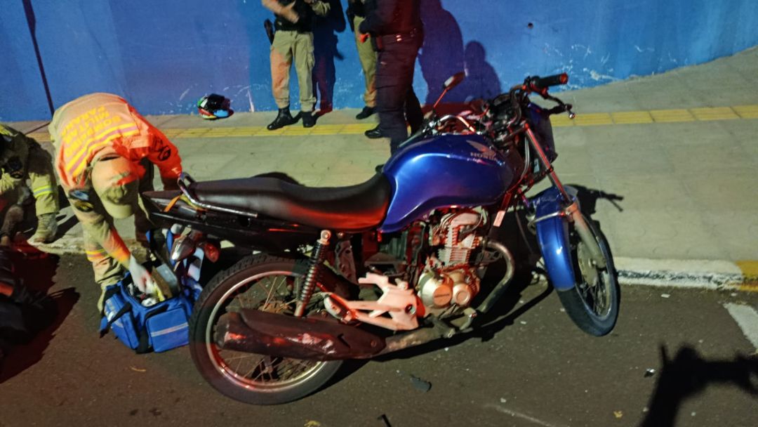 Motociclista sofre fratura no tornozelo após colisão no Centro de Toledo