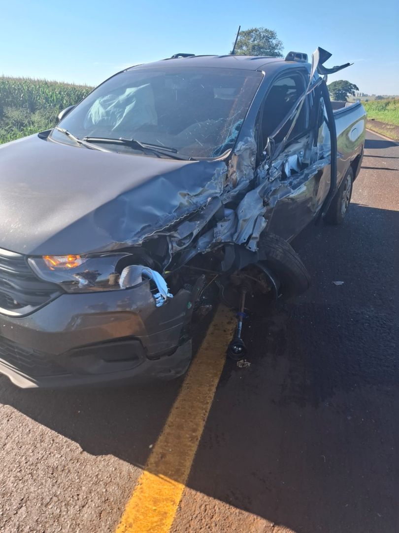 Fiat Strada atinge lateral de caminhão na PR-182, entre Maripá e Toledo