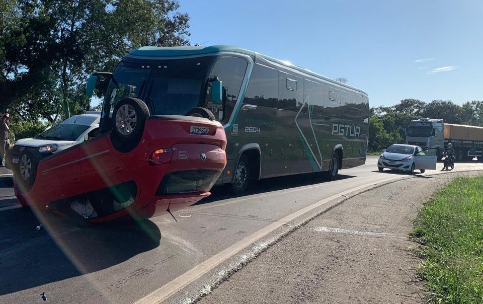 Carro furtado capota em fuga da Polícia e atinge ônibus na BR-163