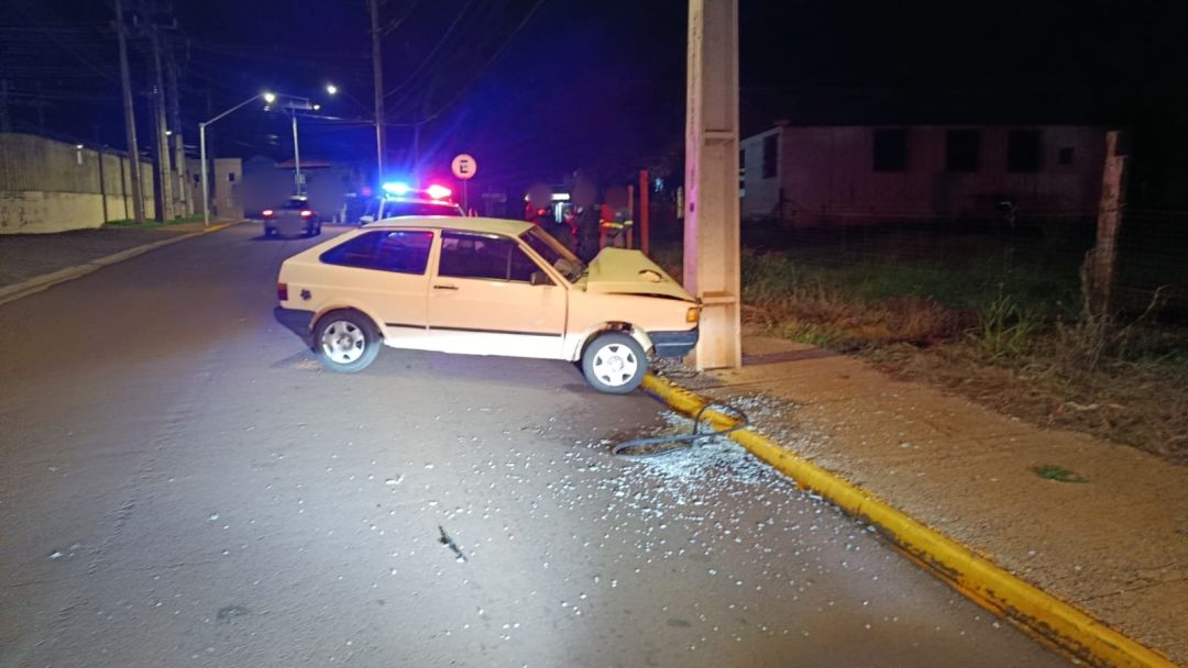 Motorista sem CNH fica ferida após bater carro contra poste em Toledo