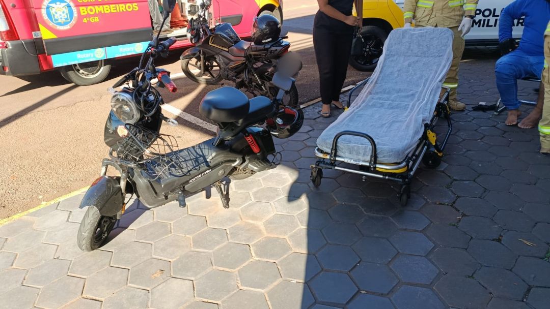 Adolescente em scooter elétrica e motociclista ficam feridos após acidente no Centro de Toledo