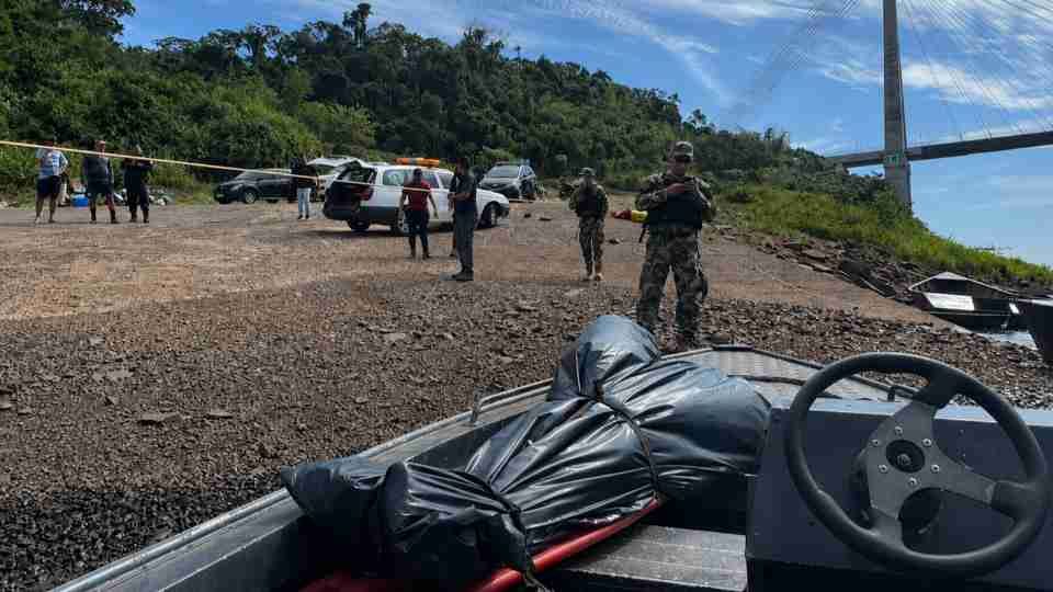 Corpo de homem executado a tiros é encontrado boiando no Rio Paraná