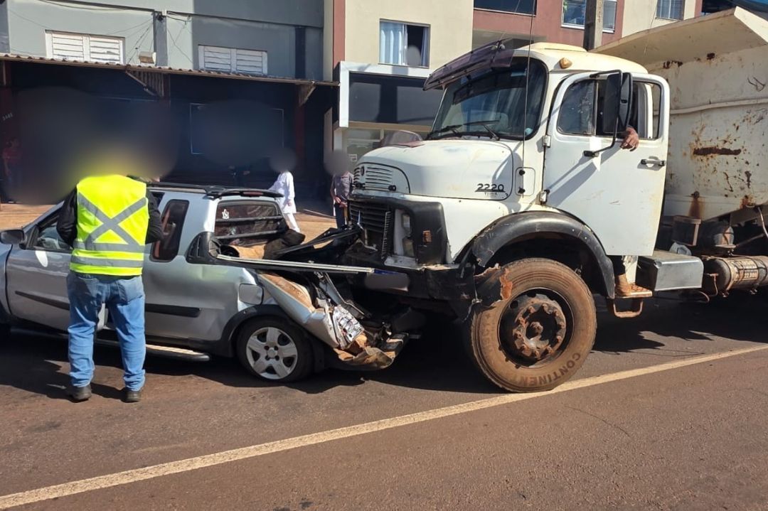Motorista foge após caminhão causar engavetamento com quatro veículos no Coopagro