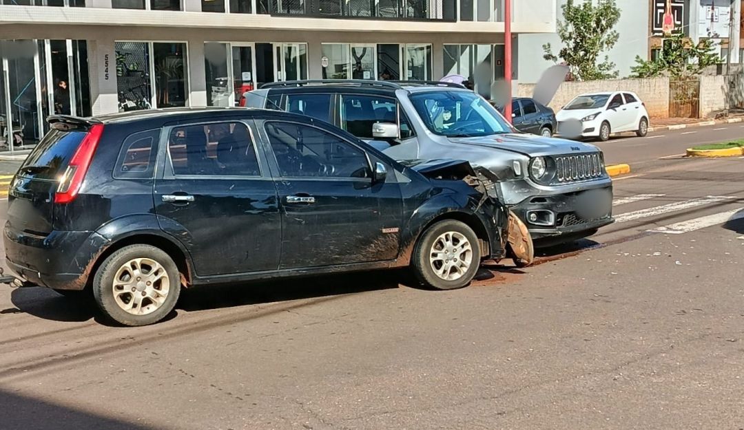 Jeep Renegade atinge Ford Fiesta durante manobra de retorno na Avenida Maripá