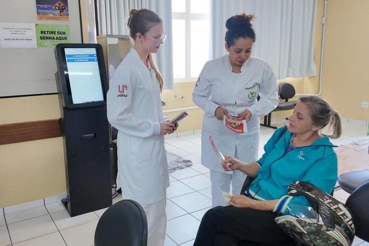 Pacientes da Farmácia Escola recebem orientações sobre uso correto de medicamentos