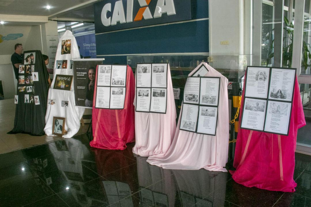“Entre memórias e palavras”: exposição homenageia o Dia da Mães