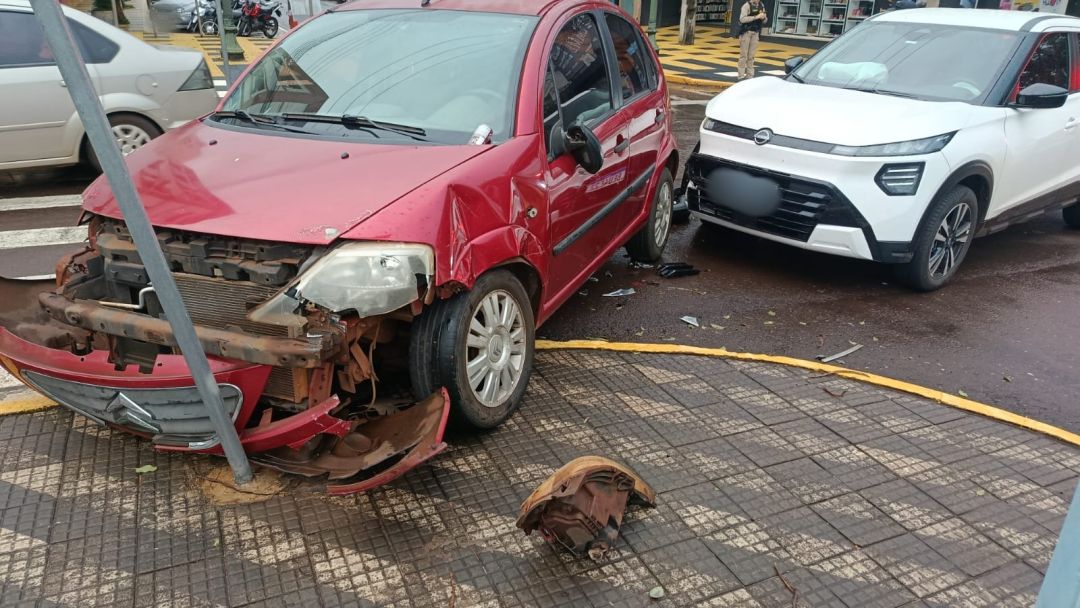 Após colisão, carro invade canteiro central e atinge placa de trânsito em Toledo