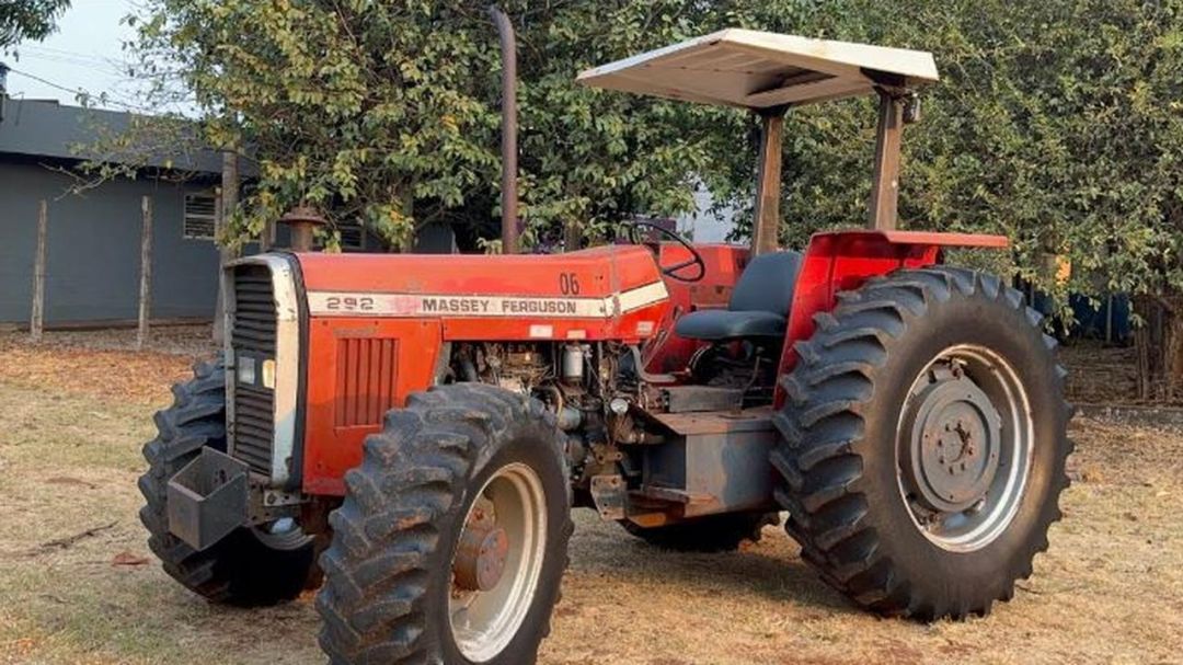 PM recupera trator furtado em propriedade rural no Oeste do Paraná