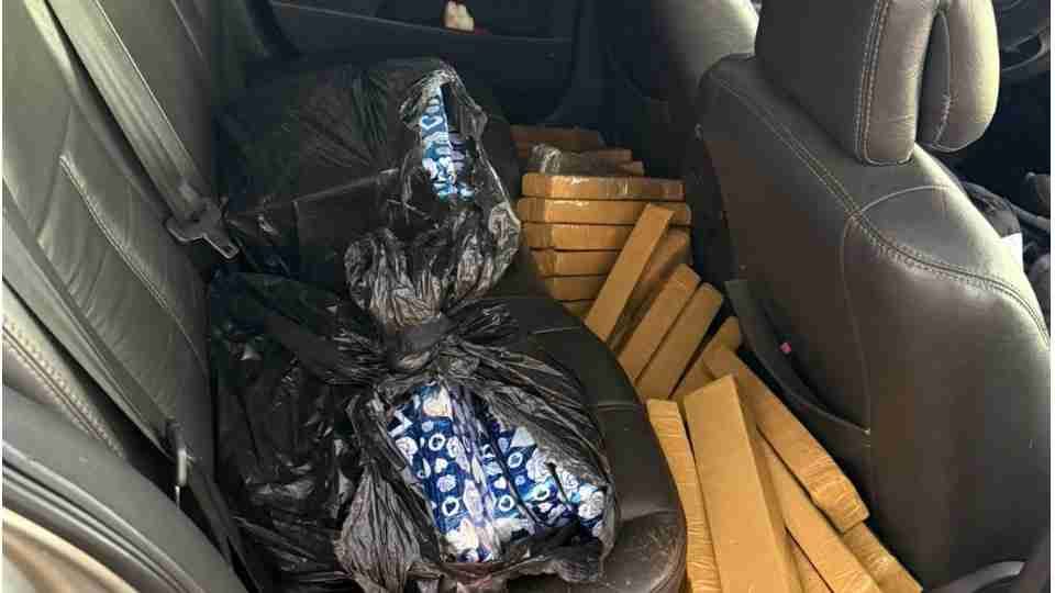 Perseguição na BR-277 termina com apreensão de mais de 150 kg de maconha