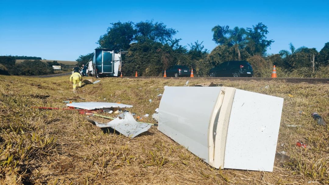 Caminhonete com trailer de lanches tomba na BR-163, em Cascavel