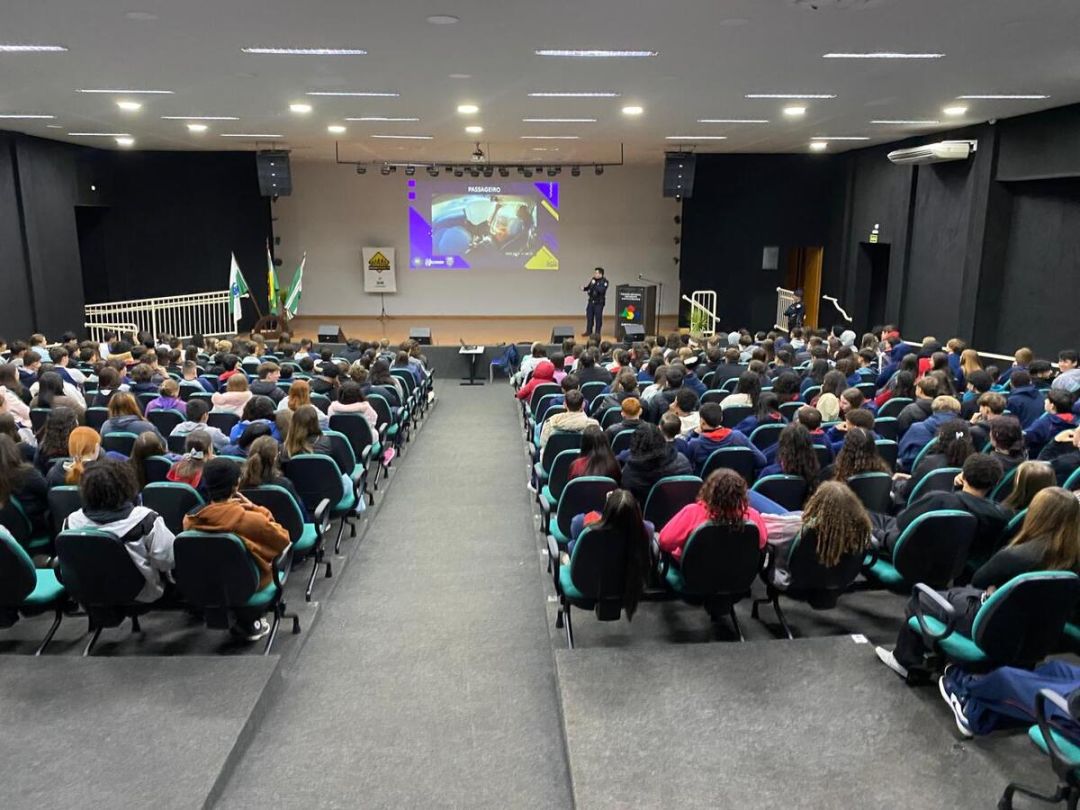 Guarda Municipal orienta jovens sobre uso correto de veículos elétricos
