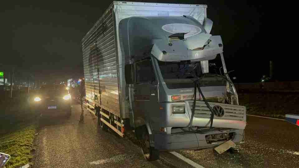 Motorista sofre fratura ao ficar preso nas ferragens de caminhão na BR-277 em Cascavel