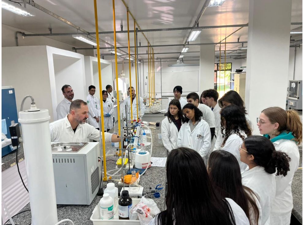 Estudantes do Colégio Estadual Senador Attílio Fontana visitam a UTFPR Toledo