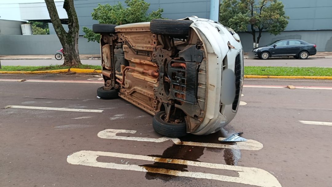Chevrolet Spin tomba após atingir carro estacionado em avenida no Jardim Porto Alegre