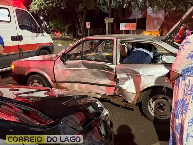 Acidente deixa jovem ferida em cruzamento de avenidas em Santa Helena