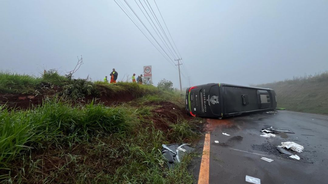 Passageiros são resgatados após ônibus tombar na PR-444 durante viagem