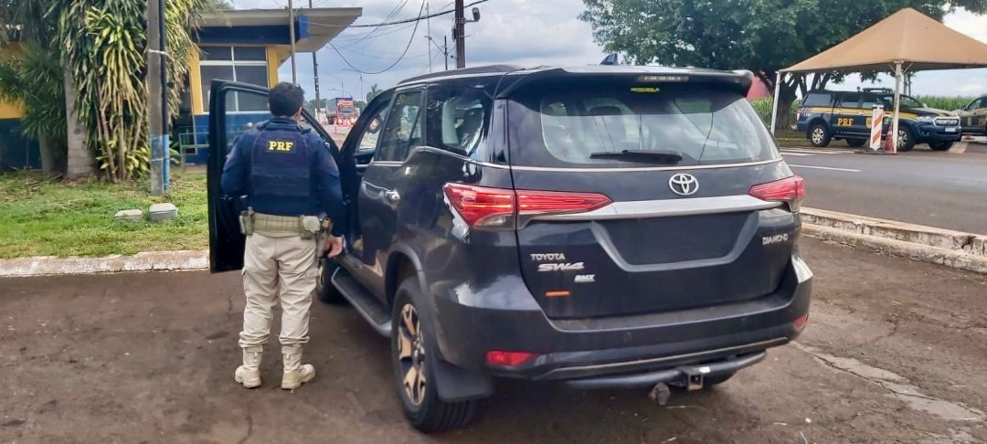 PRF recupera três caminhonetes Hilux levadas por ladrões no Oeste