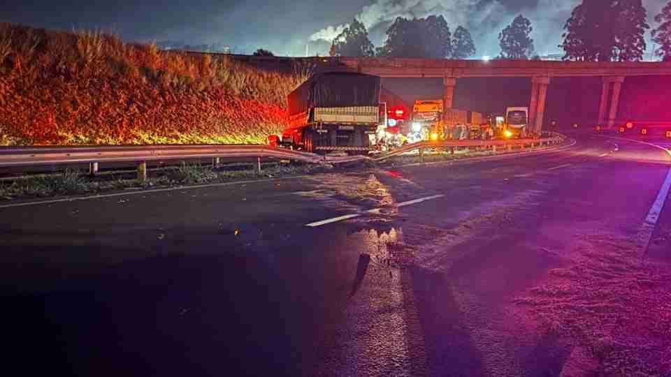 Caminhoneiro morre após veículo despencar de pontilhão na BR-376 em Apucarana