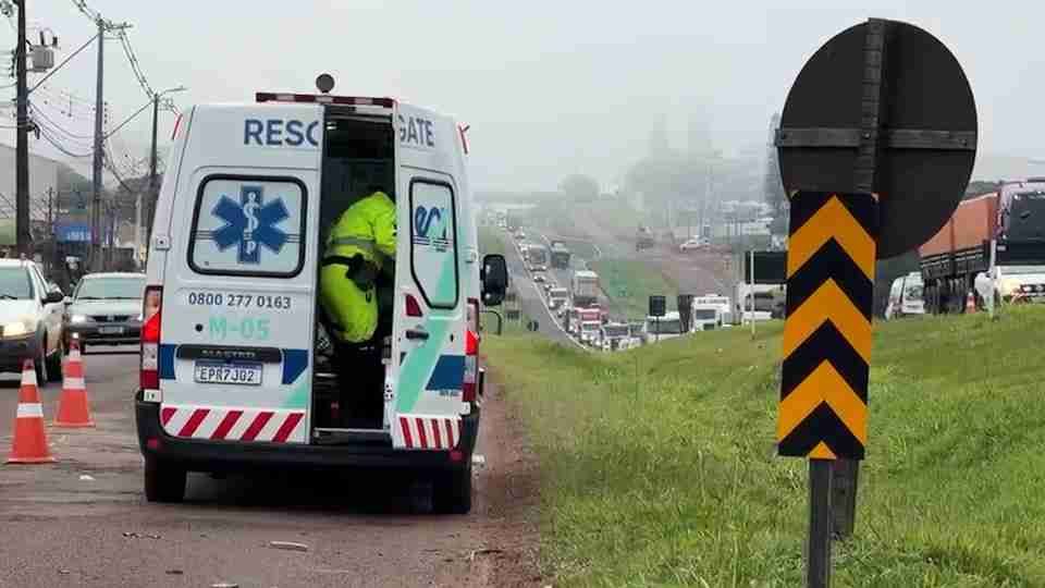 Casal fica gravemente ferido em colisão frontal entre moto e carro na BR-277