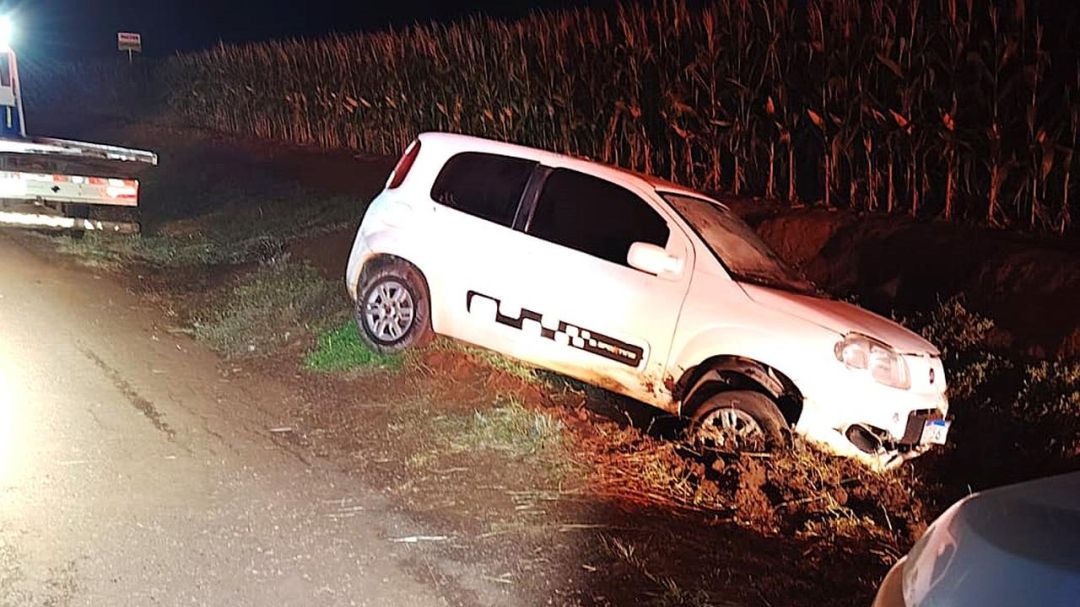 Jovem fica ferido após Fiat Uno sair da pista na PR-182 entre Maripá e Toledo