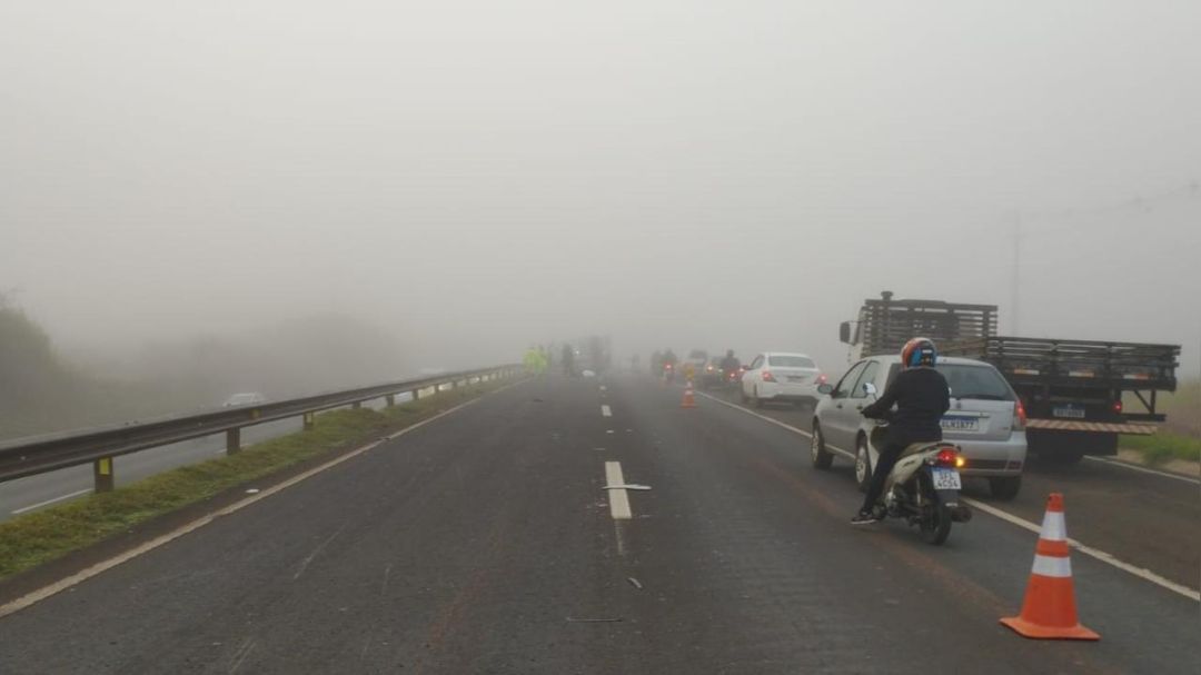 Acidente em meio à neblina termina com morte de motociclista na BR-376