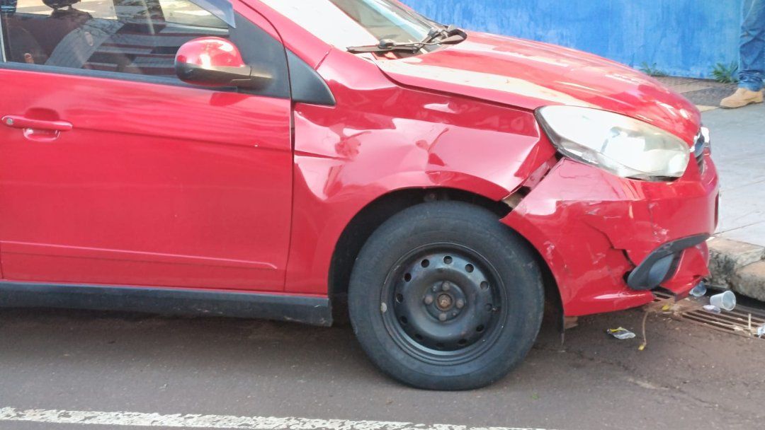 Motociclista de 60 anos fica ferido após colisão entre moto e carro no Centro de Toledo