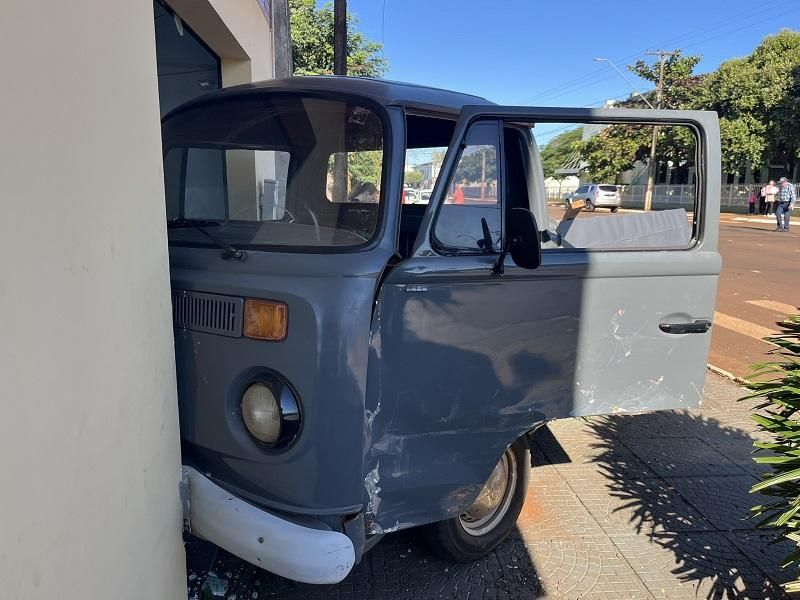 Kombi invade sala comercial após colisão no centro de Nova Santa Rosa