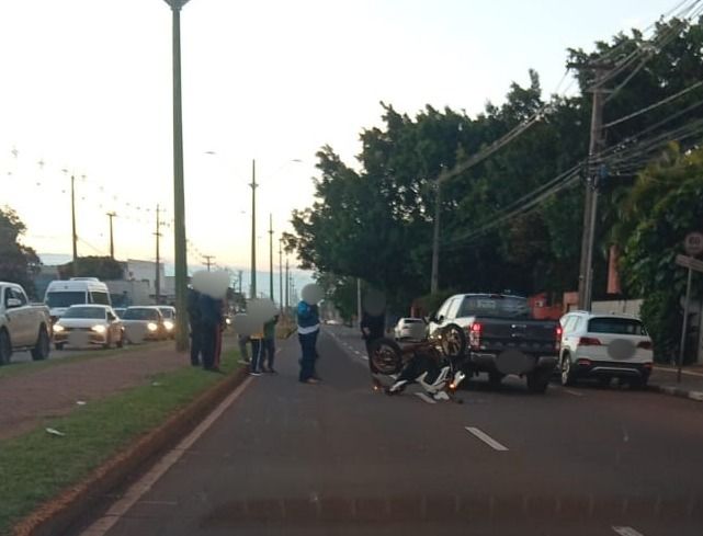 Motociclista sem CNH fica ferida após colisão com caminhonete no Jardim Coopagro, em Toledo