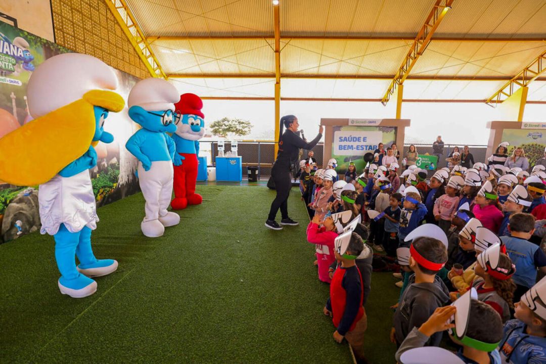 Personagens da série “Smurfs” animam estudantes da Escola Walmir Grande