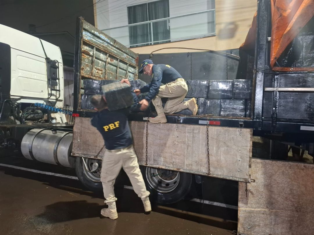 Carreta é interceptada pela PRF com mais de 2,3 toneladas de maconha em Laranjeiras do Sul