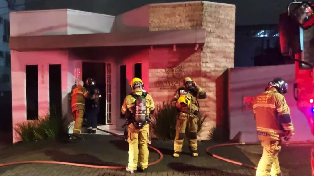 Clínica de estética é destruída por incêndio durante a madrugada em Cascavel