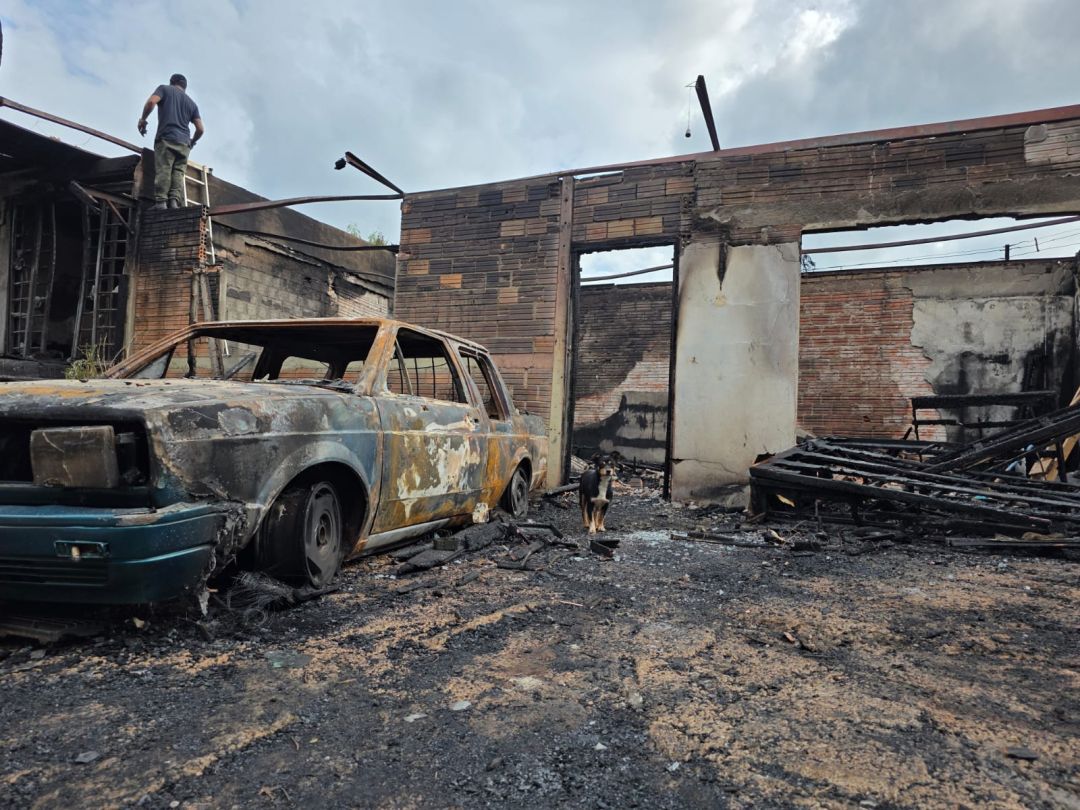 Incêndio destrói casa, carro, moto e ferramentas de trabalho de morador de Toledo