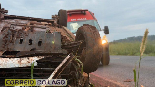 Veículo com mãe e filhos capota após motorista tentar evitar batida frontal em Santa Helena