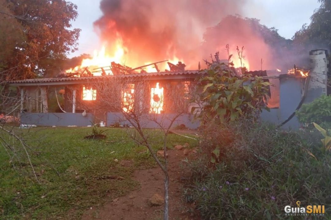Incêndio destrói residência no interior de Missal