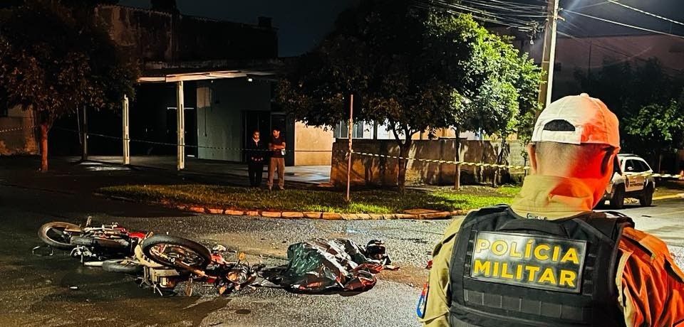 Colisão entre motocicletas deixa um morto e outro em estado gravíssimo em Foz do Iguaçu