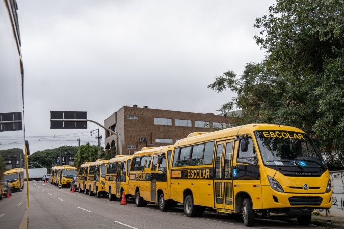 Governo do Estado entrega mais 88 ônibus escolares para atender 76 municípios