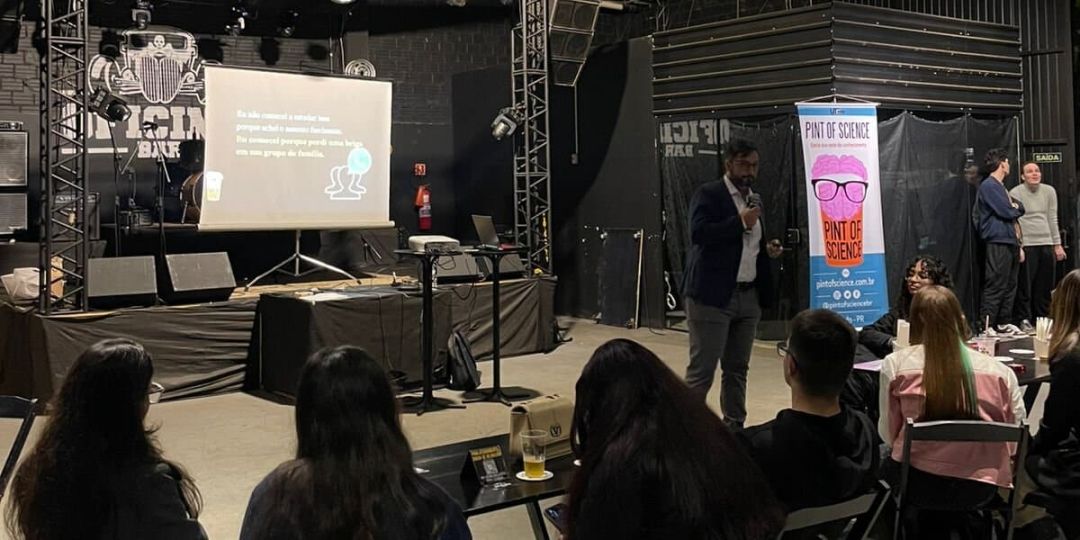 Professor da FAG Toledo debate o impacto das fake news no festival Pint of Science