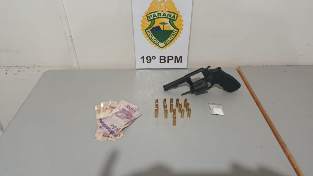 PM apreende arma, cocaína e prende dupla por tráfico no Santa Clara, em Toledo