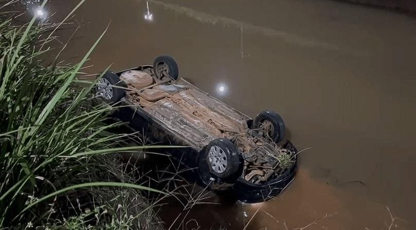 Jovem de 19 anos fica ferida após carro capotar dentro do Rio Lonqueador