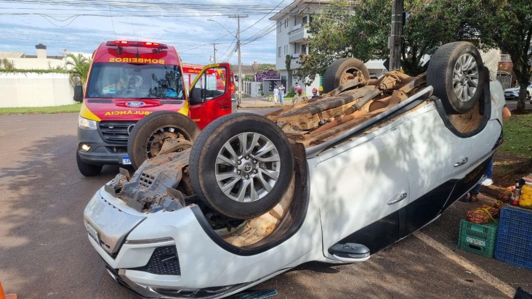 Toyota SW4 capota após acidente em Cascavel