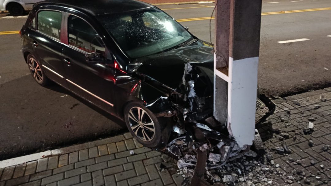 Motorista fica ferido após carro bater contra poste na Vila Pioneiro, em Toledo