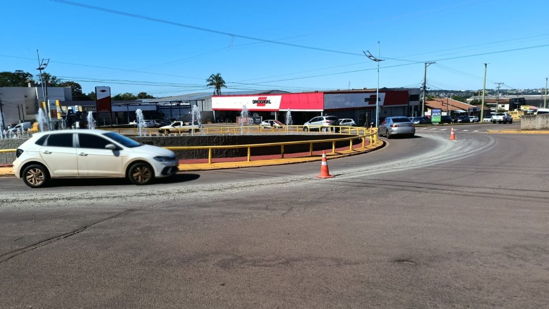 Concreto derramado em rotatória do Centro de Toledo exige sinalização da Guarda Municipal