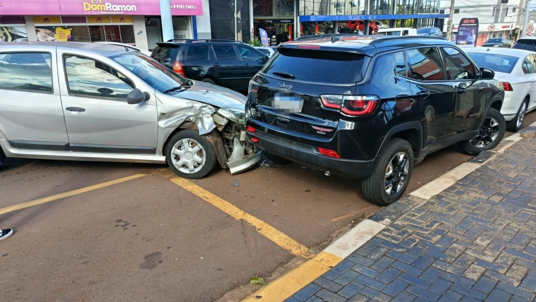 Mulher perde o controle e colide com carro estacionado na Av. Sen. Attilio Fontana