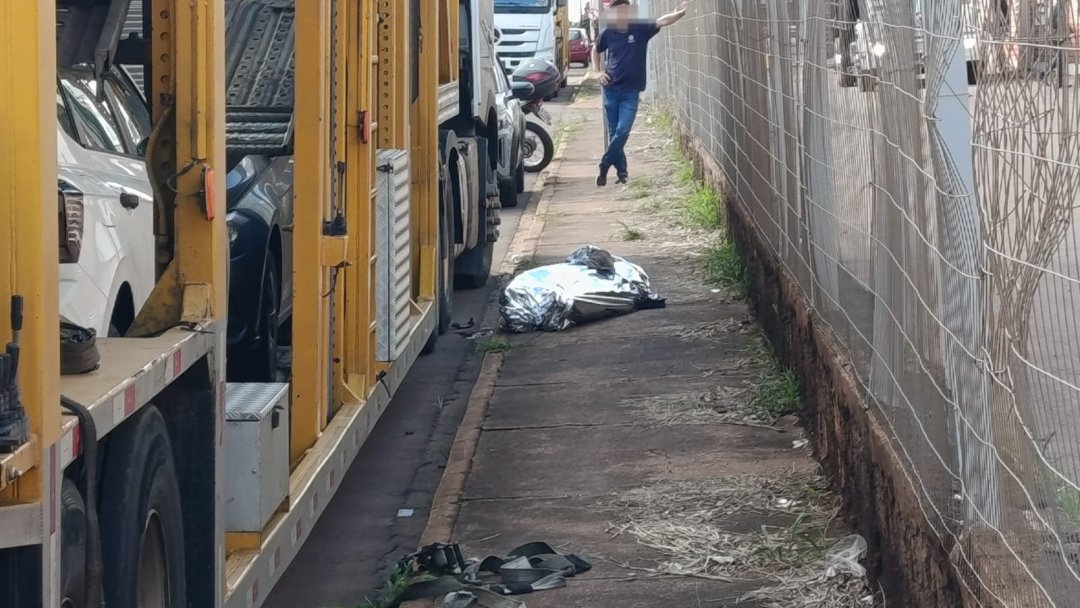 Trabalhador morre após queda de caminhão-cegonha em Toledo