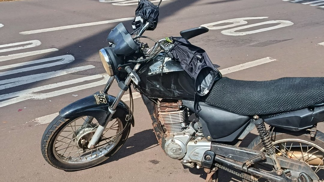 Motociclista fica ferido após acidente com três veículos na Avenida Senador Attílio Fontana
